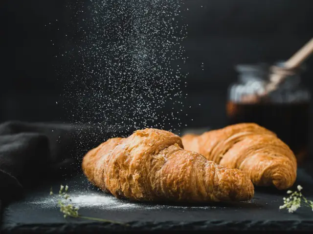 Des croissants sous une pluie de sucre glace.
